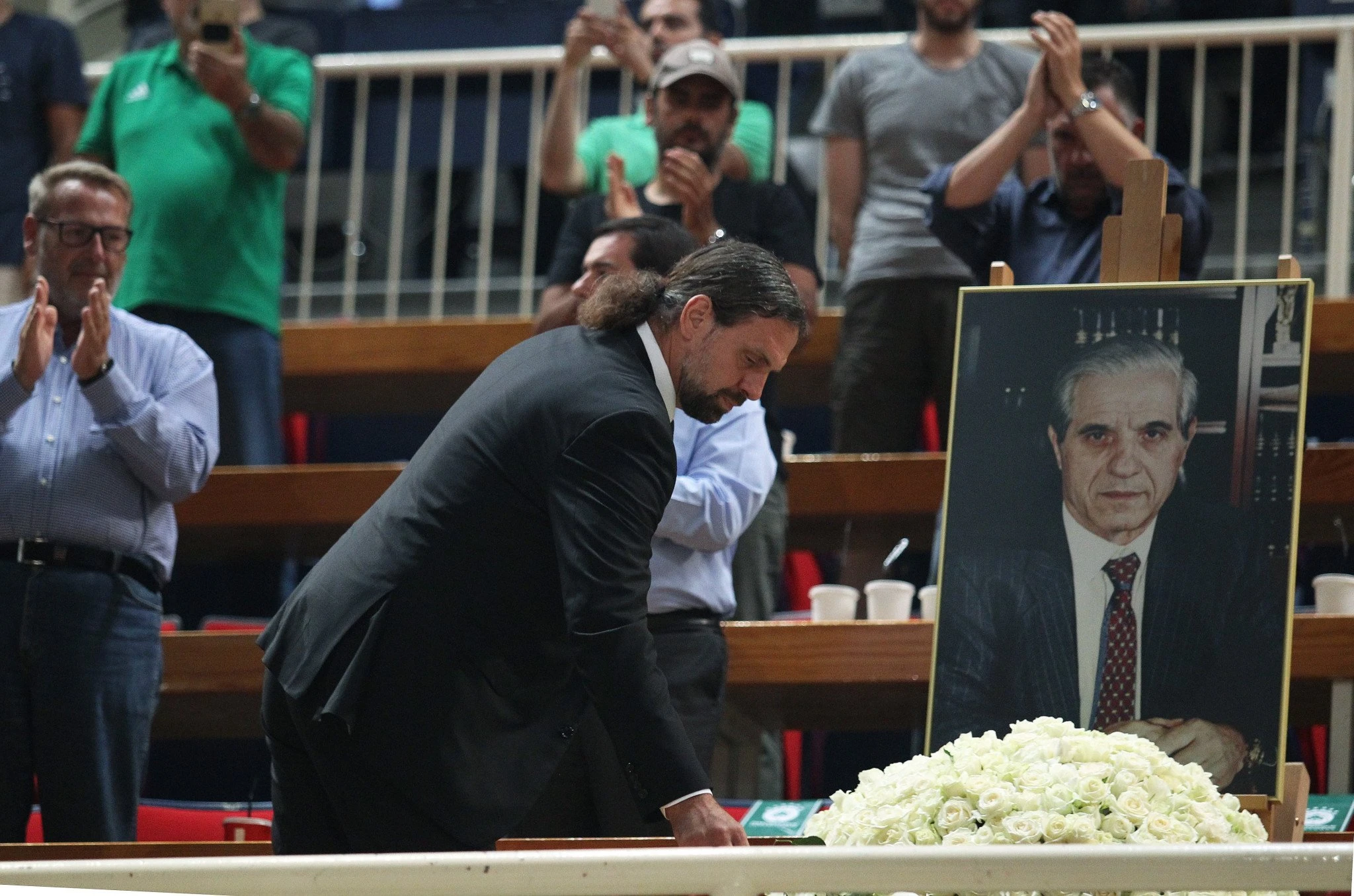 Ο Φραγκίσκος Αλβέρτης απονέμει φόρο τιμής στον Παύλο Γιαννακόπουλο / Πηγή: Eurokinissi Ο Φραγκίσκος Αλβέρτης απονέμει φόρο τιμής στον Παύλο Γιαννακόπουλο / Πηγή: Eurokinissi