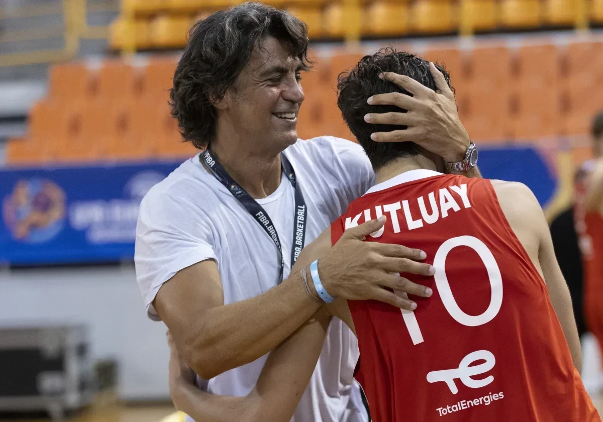 Ο Ιμπραήμ Κουτλουάι με τον γιο του Ομέρ/Πηγή: FIBA Ο Ιμπραήμ Κουτλουάι με τον γιο του Ομέρ/Πηγή: FIBA