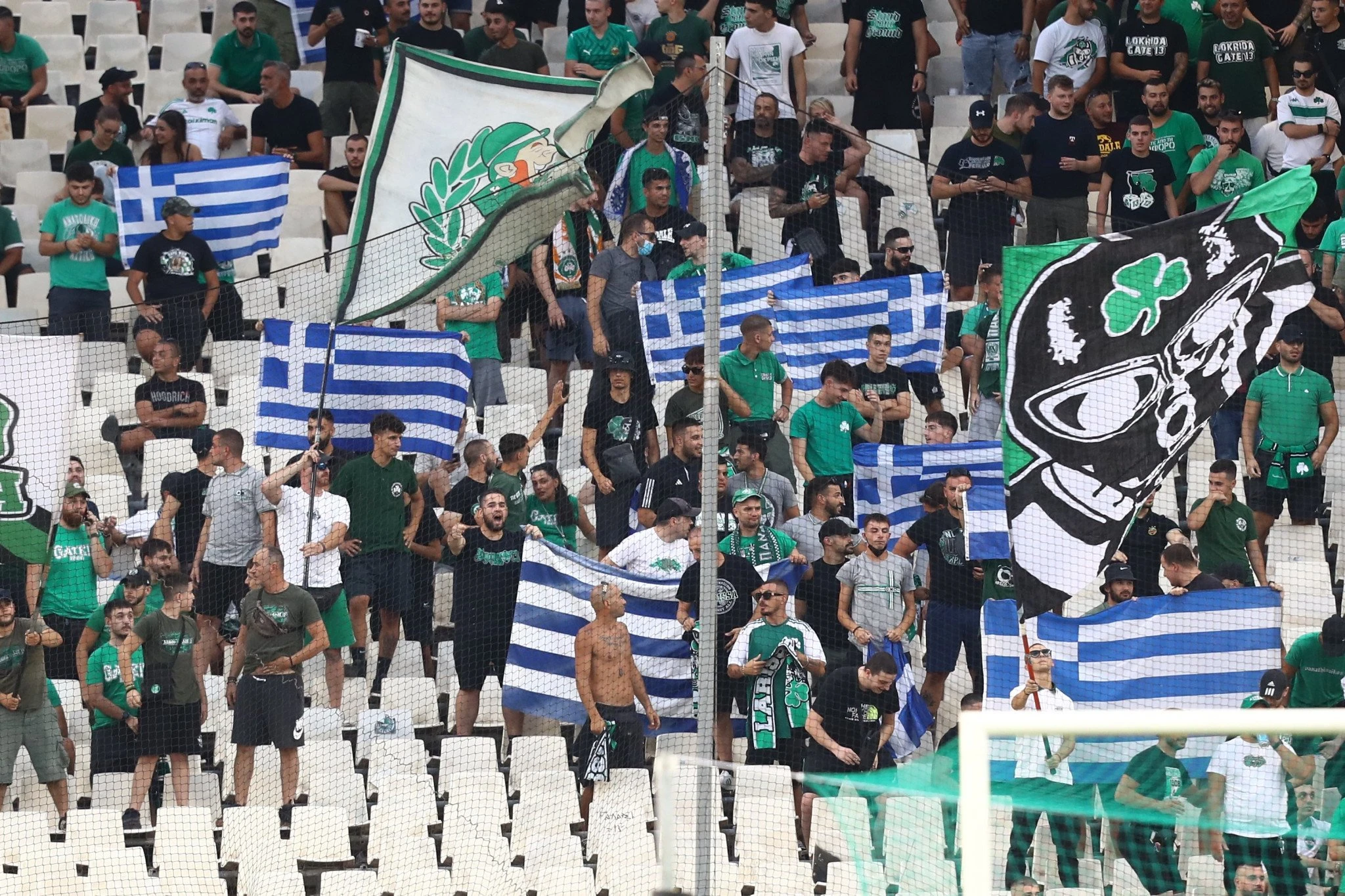 Οι φίλοι του Παναθηναϊκού με ελληνικές σημαίες στο ΟΑΚΑ / Πηγή: Eurokinissi Οι φίλοι του Παναθηναϊκού με ελληνικές σημαίες στο ΟΑΚΑ / Πηγή: Eurokinissi