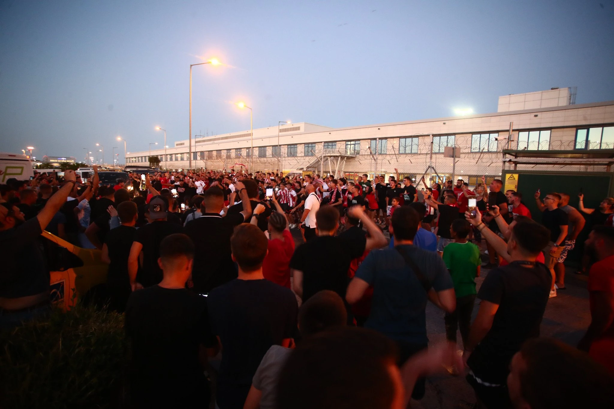 Ο κόσμος του Ολυμπιακού στο αεροδρόμιο / Πηγή: Eurokinissi Ο κόσμος του Ολυμπιακού στο αεροδρόμιο / Πηγή: Eurokinissi