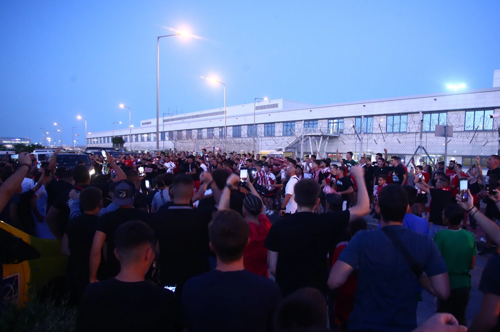 Ο κόσμος του Ολυμπιακού στο αεροδρόμιο / Πηγή: Eurokinissi Ο κόσμος του Ολυμπιακού στο αεροδρόμιο / Πηγή: Eurokinissi