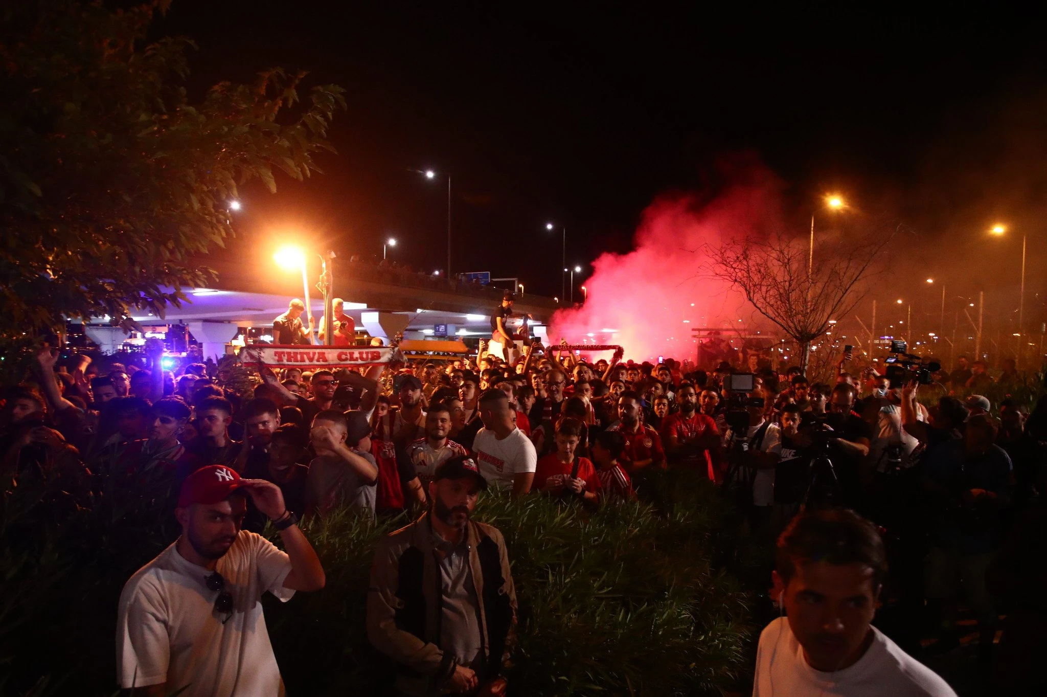 Ο κόσμος του Ολυμπιακού στο αεροδρόμιο / Πηγή: Eurokinissi Ο κόσμος του Ολυμπιακού στο αεροδρόμιο / Πηγή: Eurokinissi