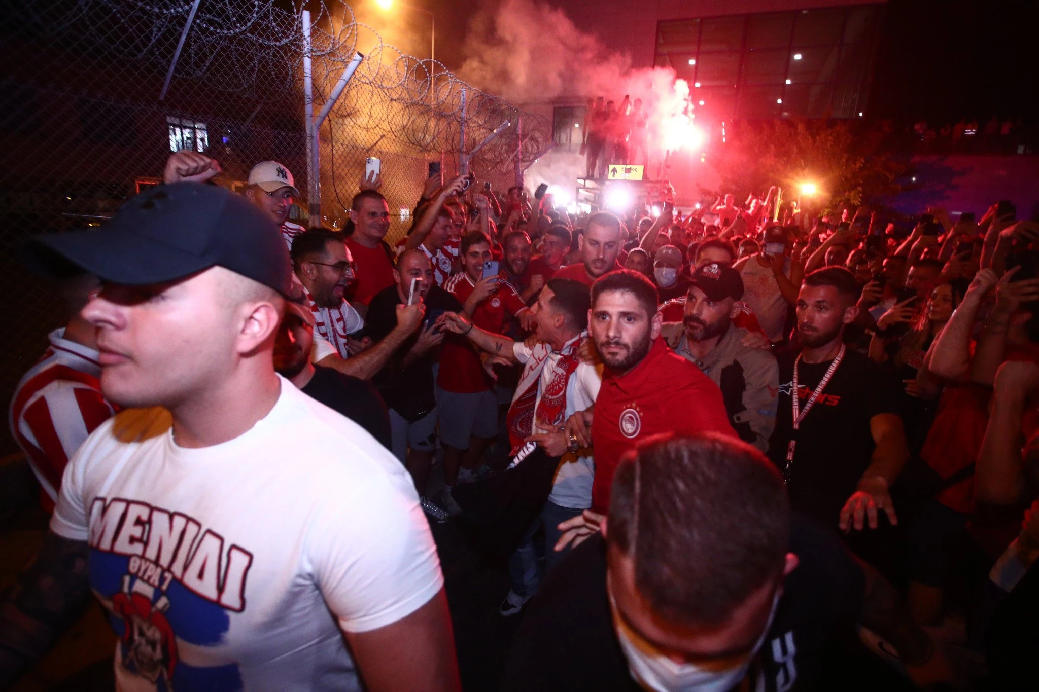 Οι φίλοι του Ολυμπιακού στο αεροδρόμιο για τον Ντάνιελ Ποντένσε / Πηγή: Eurokinissi Οι φίλοι του Ολυμπιακού στο αεροδρόμιο για τον Ντάνιελ Ποντένσε / Πηγή: Eurokinissi
