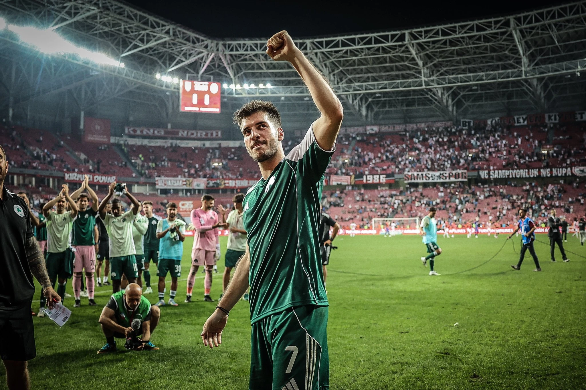 Ο Φώτης Ιωαννίδης αποχαιρετάει τον κόσμο του Παναθηναϊκού - ΠΗΓΗ: Eurokinissi