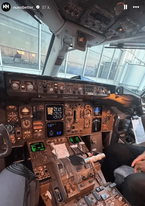 Ο Κέντρικ Ναν μπροστά στο πιλοτήριο του αεροσκάφους / Πηγή: IG Story