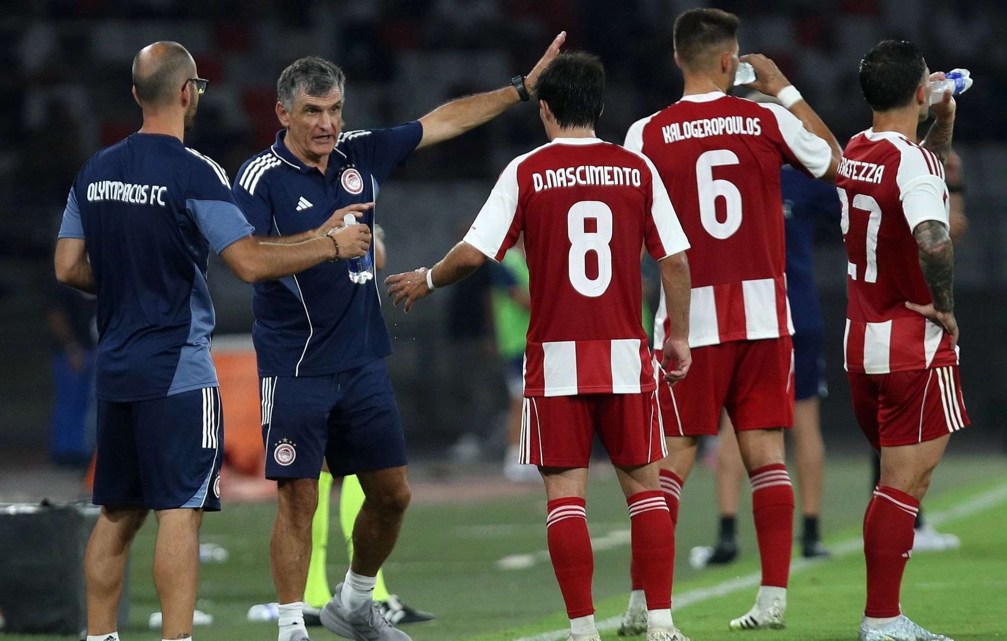 Ο Χοσέ Λουίς Μεντιλίμπαρ με τους παίκτες του Ολυμπιακού / Πηγή: Intime Ο Χοσέ Λουίς Μεντιλίμπαρ με τους παίκτες του Ολυμπιακού / Πηγή: Intime