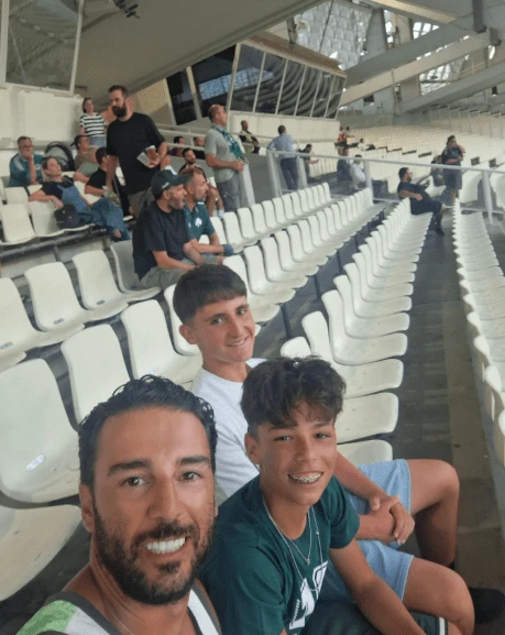 Ο Ραφαήλ Παγώνης με τον πατέρα του στο ΟΑΚΑ