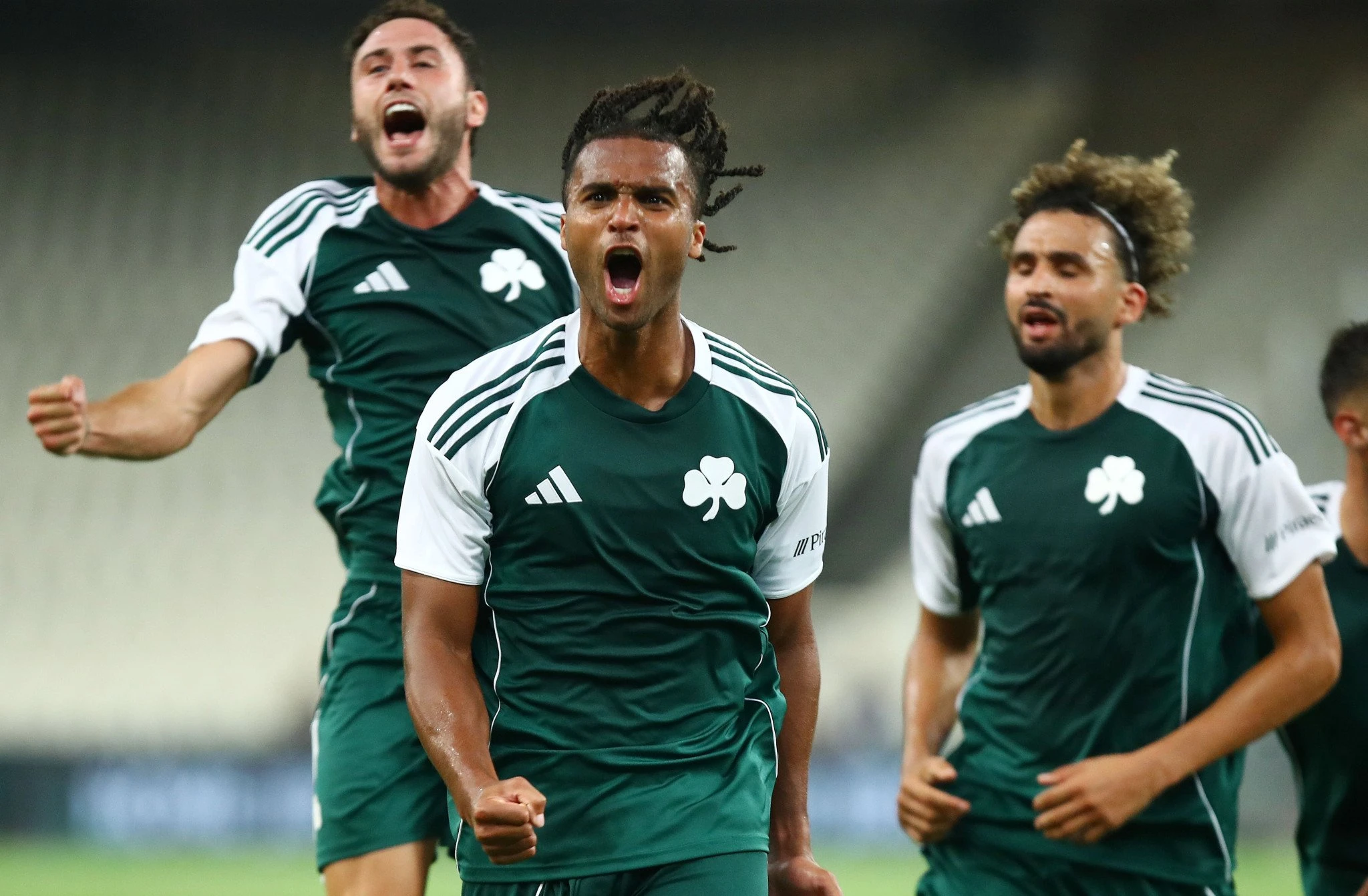 Ο Έρικ Πάλμερ-Μπράουν πανηγυρίζει μαζί με τους Αχμέντ Τουμπά και Ντάβιντε Καλάμπρια το γκολ που σημείωσε κόντρα στη Σαμσουνσπόρ - ΠΗΓΗ: Eurokinissi Ο Έρικ Πάλμερ-Μπράουν πανηγυρίζει μαζί με τους Αχμέντ Τουμπά και Ντάβιντε Καλάμπρια το γκολ που σημείωσε κόντρα στη Σαμσουνσπόρ - ΠΗΓΗ: Eurokinissi