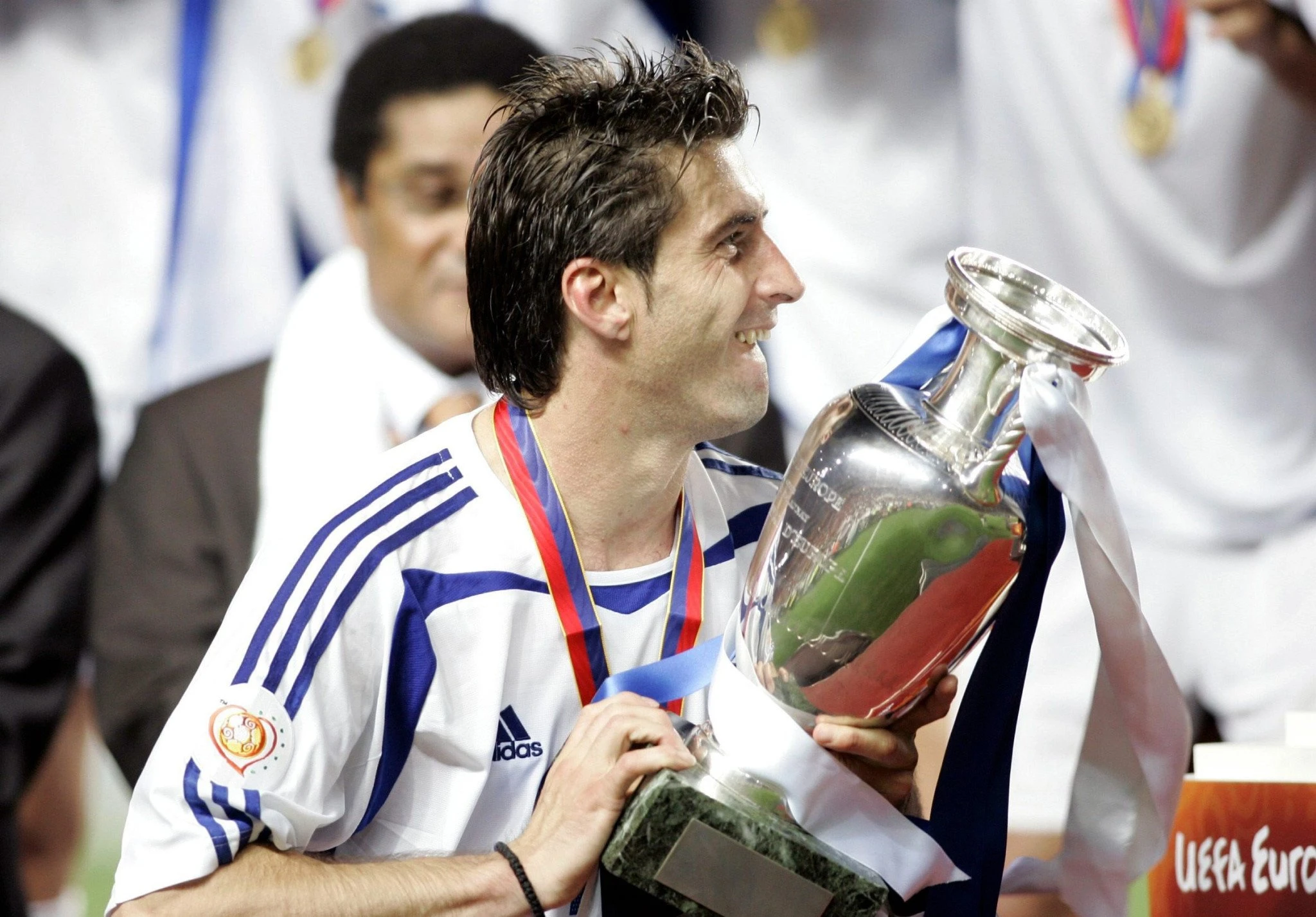 Ο Θοδωρής Ζαγοράκης με το τρόπαιο του Euro 2004 / Πηγή: Intime