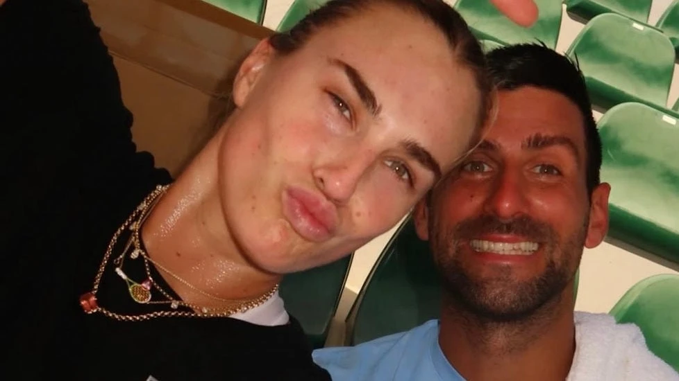 Η Αρίνα Σαμπαλένκα με τον Νόβακ Τζόκοβιτς / @arynasabalenka