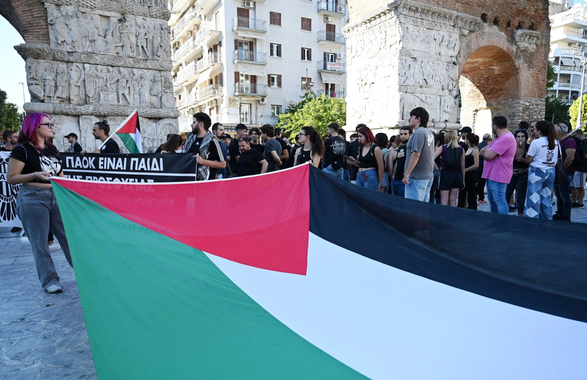 Συγκέντρωση οπαδών του ΠΑΟΚ στην Καμάρα / Πηγή: Intime Συγκέντρωση οπαδών του ΠΑΟΚ στην Καμάρα / Πηγή: Intime