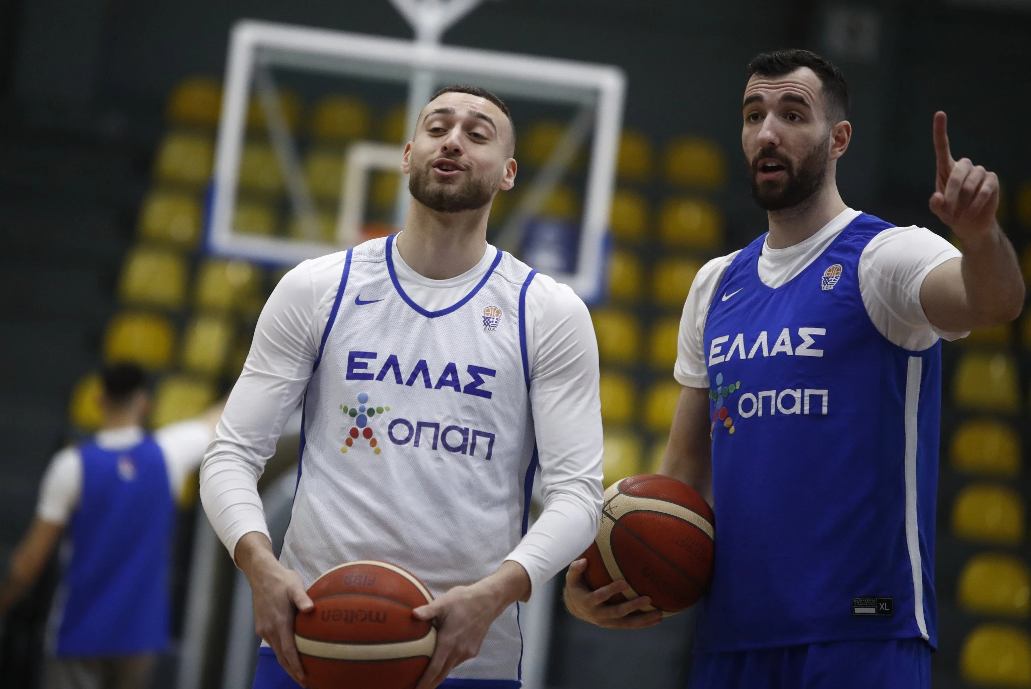 Ο Όμηρος Νετζήπογλου και ο Γιάννης Κουζέλογλου με τη φανέλα της Εθνικής Ελλάδας / Πηγή: Eurokinissi Ο Όμηρος Νετζήπογλου και ο Γιάννης Κουζέλογλου με τη φανέλα της Εθνικής Ελλάδας / Πηγή: Eurokinissi