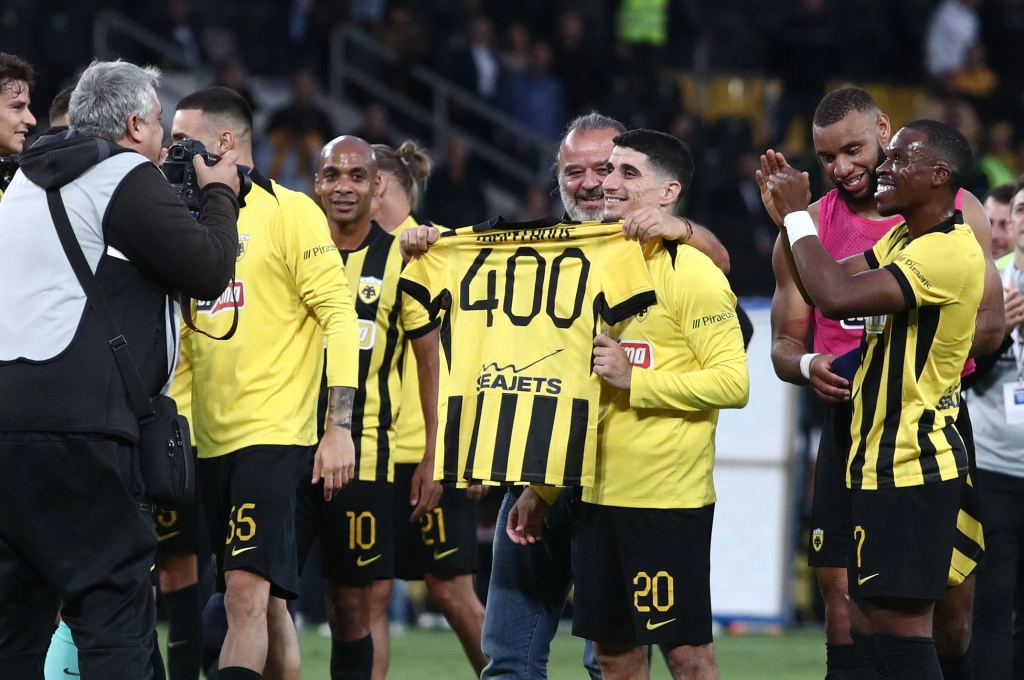 Ο Μάνταλος με τη φανέλα με το «400» μαζί με τον Μάριο Ηλιόπουλο / Πηγή: Eurokinissi Ο Μάνταλος με τη φανέλα με το «400» μαζί με τον Μάριο Ηλιόπουλο / Πηγή: Eurokinissi