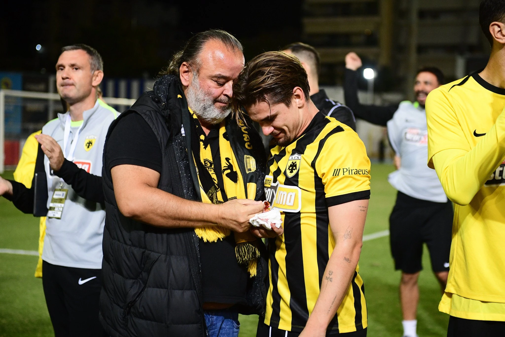 Ο Ραζβάν Μάριν κοιτά το ματωμένο χέρι του Μάριου Ηλιόπουλου μετά την νίκη της ΑΕΚ επί της Κηφισιάς / Πηγή: Eurokinissi Ο Ραζβάν Μάριν κοιτά το ματωμένο χέρι του Μάριου Ηλιόπουλου μετά την νίκη της ΑΕΚ επί της Κηφισιάς / Πηγή: Eurokinissi