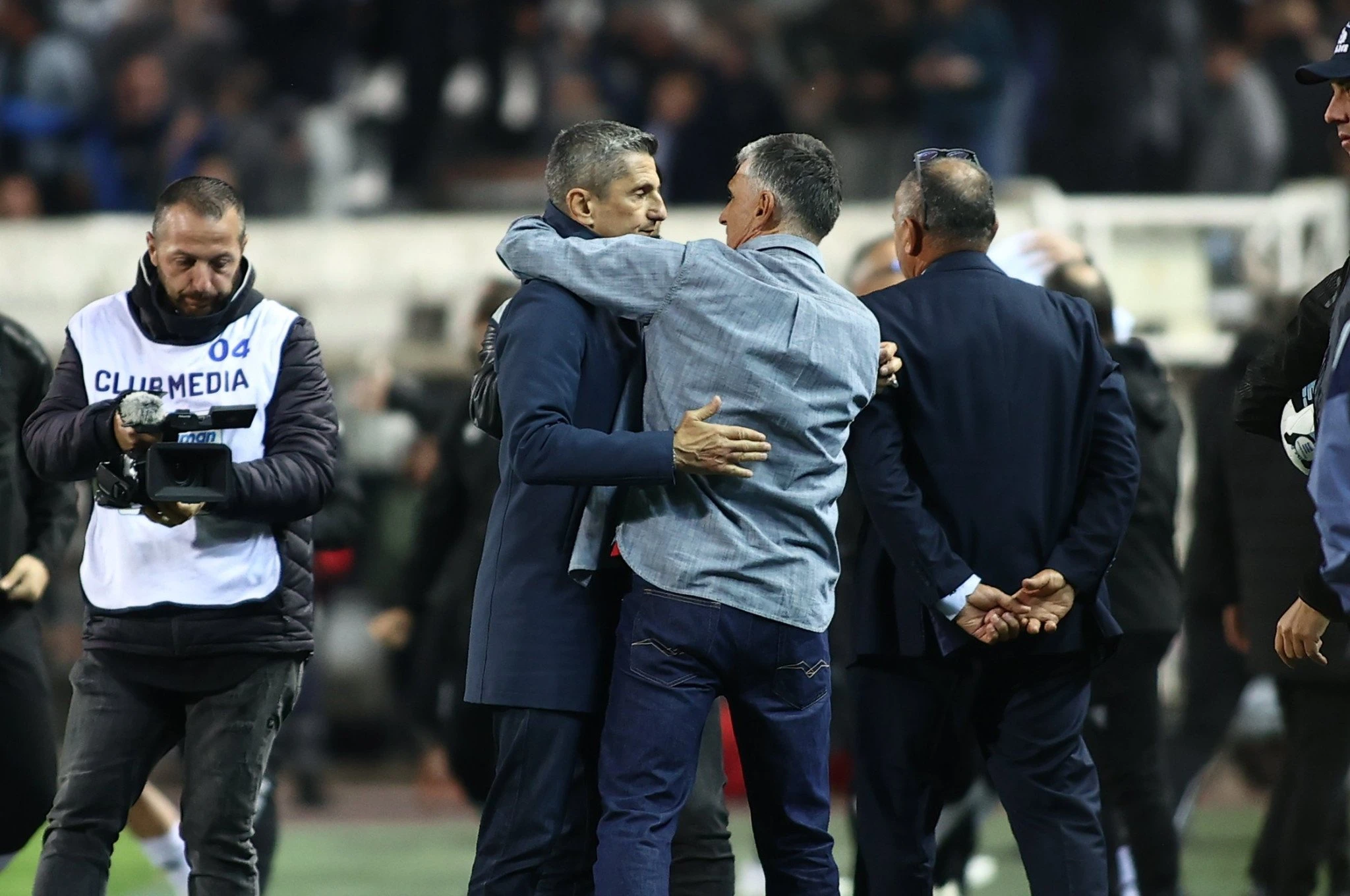 Η θερμή αγκαλιά ανάμεσα σε Λουτσέσκου και Μεντιλίμπαρ μετά τη λήξη του ΠΑΟΚ - Ολυμπιακός, Πηγή: Eurokinissi Η θερμή αγκαλιά ανάμεσα σε Λουτσέσκου και Μεντιλίμπαρ μετά τη λήξη του ΠΑΟΚ - Ολυμπιακός, Πηγή: Eurokinissi