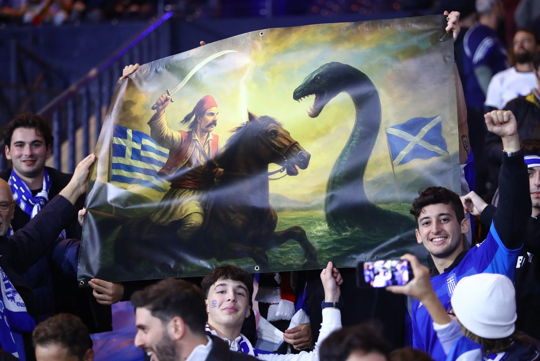 Το πανό με τον Γεώργιο Καραϊσκάκη αντιμέτωπο με το... τέρας του Λοκ Νες / Πηγή: Eurokinissi Το πανό με τον Γεώργιο Καραϊσκάκη αντιμέτωπο με το... τέρας του Λοκ Νες / Πηγή: Eurokinissi