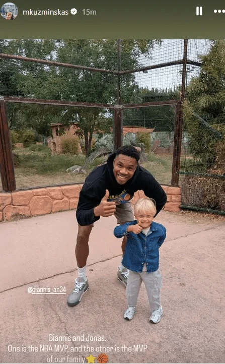 Ο μικρός γιος του Κουζμίνσκας στο πλάι του Γιάννη / Πηγή: Screenshot