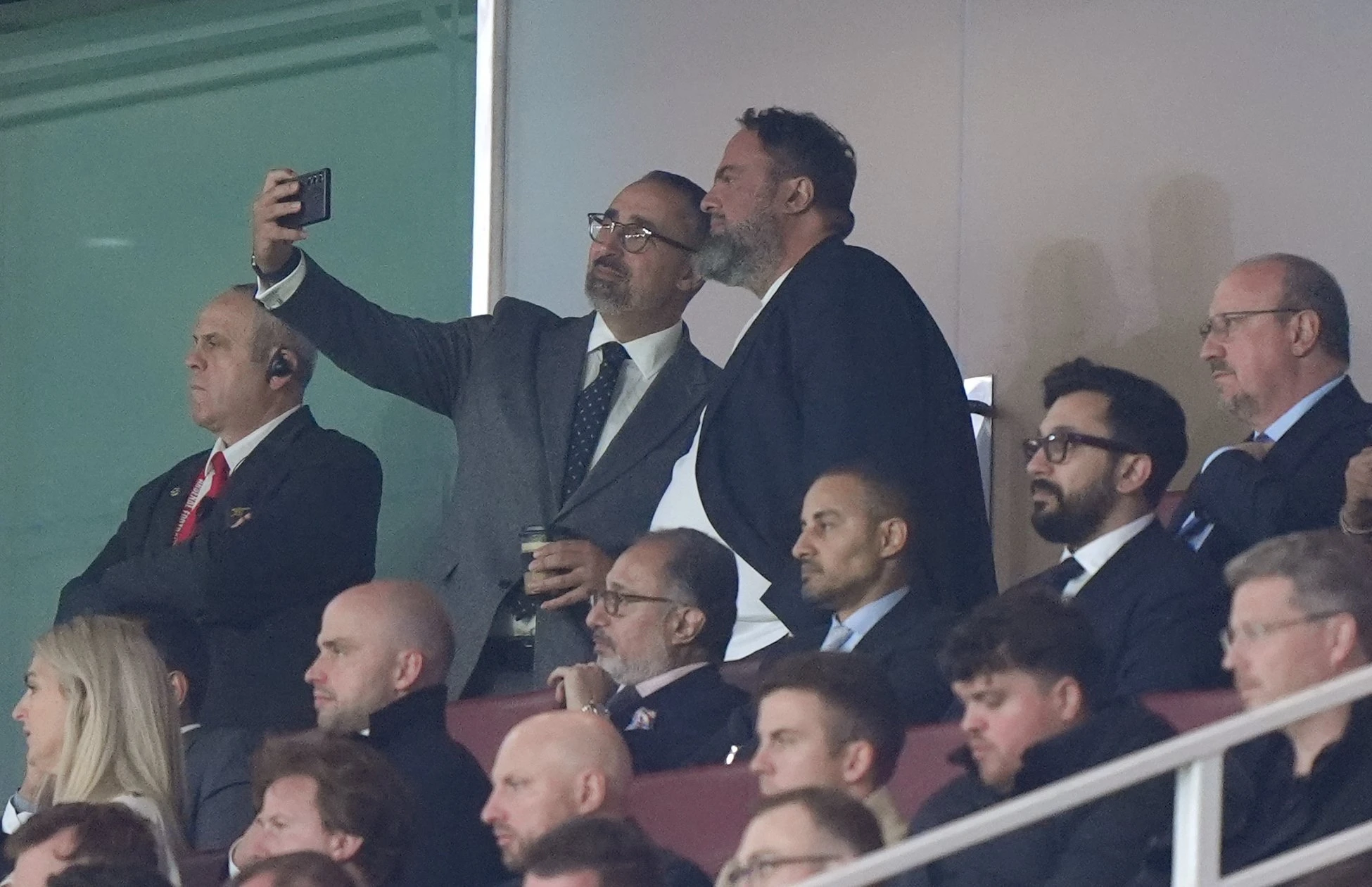 Ο Βαγγέλης Μαρινάκης βγάζει selfie στο Άρσεναλ - Ολυμπιακός / Πηγή: Photo by Bradley Collyer/PA Images via Getty Images Ο Βαγγέλης Μαρινάκης βγάζει selfie στο Άρσεναλ - Ολυμπιακός / Πηγή: Photo by Bradley Collyer/PA Images via Getty Images