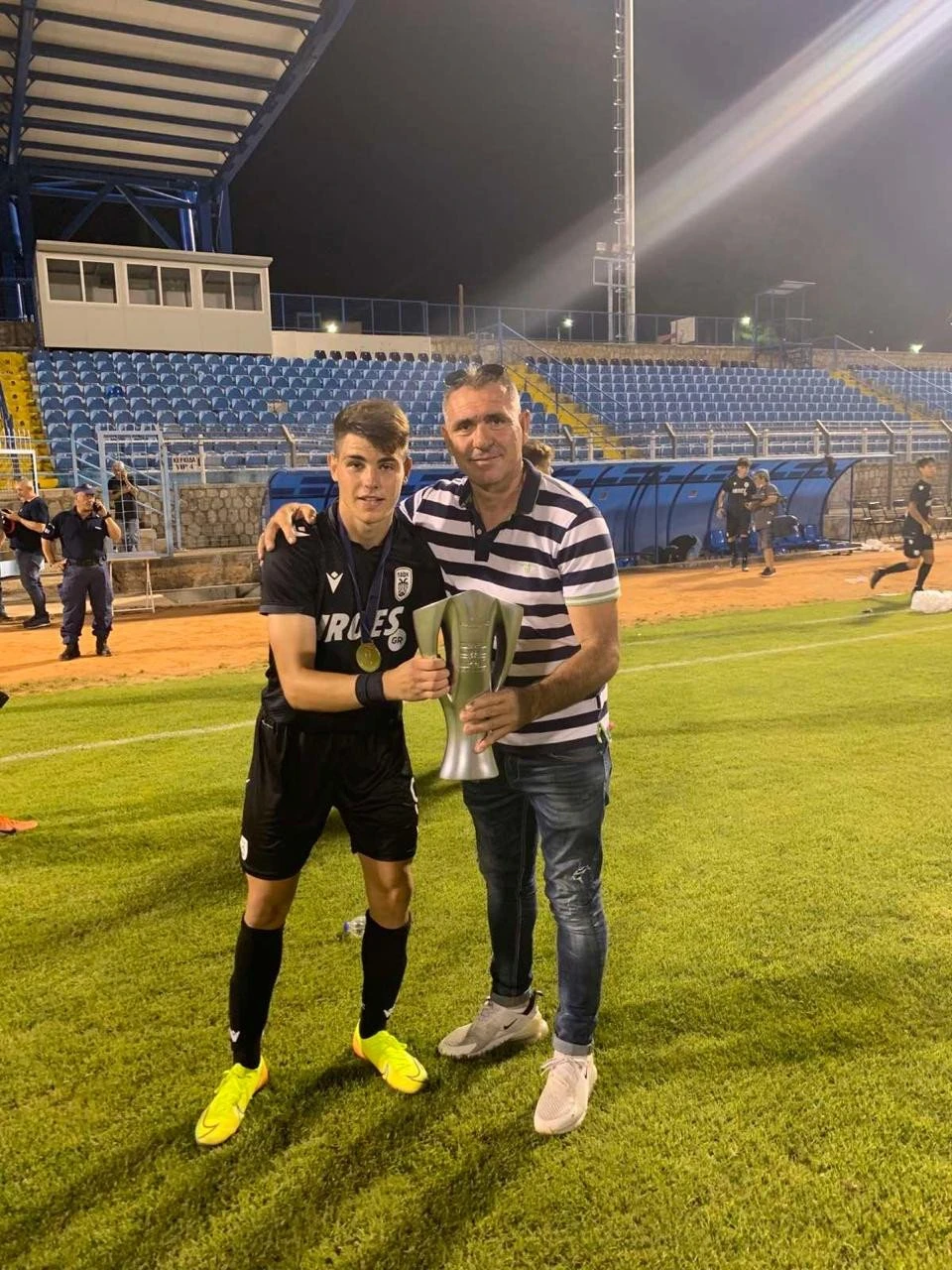 Ο Γιώργος Κούτσιας με τον πατέρα του / Athletiko Ο Γιώργος Κούτσιας με τον πατέρα του / Athletiko