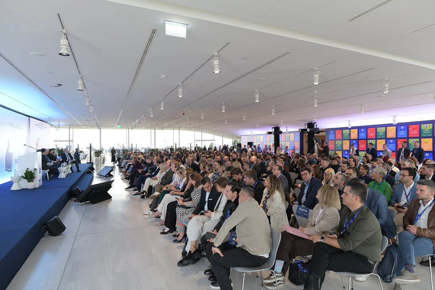 Κόσμος παρακολουθεί την ημερίδα για το Υπεύθυνο Παιχνίδι