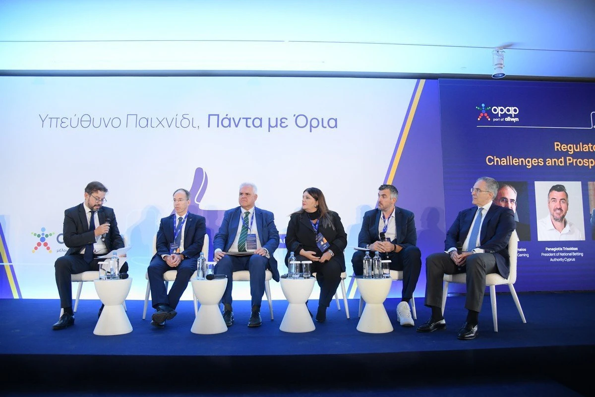 Νίκος Χρυσικόπουλος, Γιώργος Μαυρωτάς, Γιώργος Γιαννόπουλος, Ευτυχία Γεωργουλοπούλου, Παναγιώτης Τρισόκκας και Αντώνης Βαρθολομαίος στο πάνελ με θεματική «Αρχές και Εποπτεία- Προκλήσεις και προοπτικές στο Υπεύθυνο Παιχνίδι» Νίκος Χρυσικόπουλος, Γιώργος Μαυρωτάς, Γιώργος Γιαννόπουλος, Ευτυχία Γεωργουλοπούλου, Παναγιώτης Τρισόκκας και Αντώνης Βαρθολομαίος στο πάνελ με θεματική «Αρχές και Εποπτεία- Προκλήσεις και προοπτικές στο Υπεύθυνο Παιχνίδι»