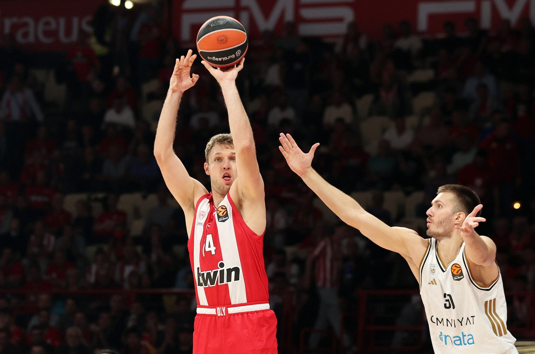 Ο Σάσα Βεζένκοφ με στυλ «εκτελεί» την Dubai BC υπό το βλέμμα του Πετρούσεφ / Πηγή: Intime