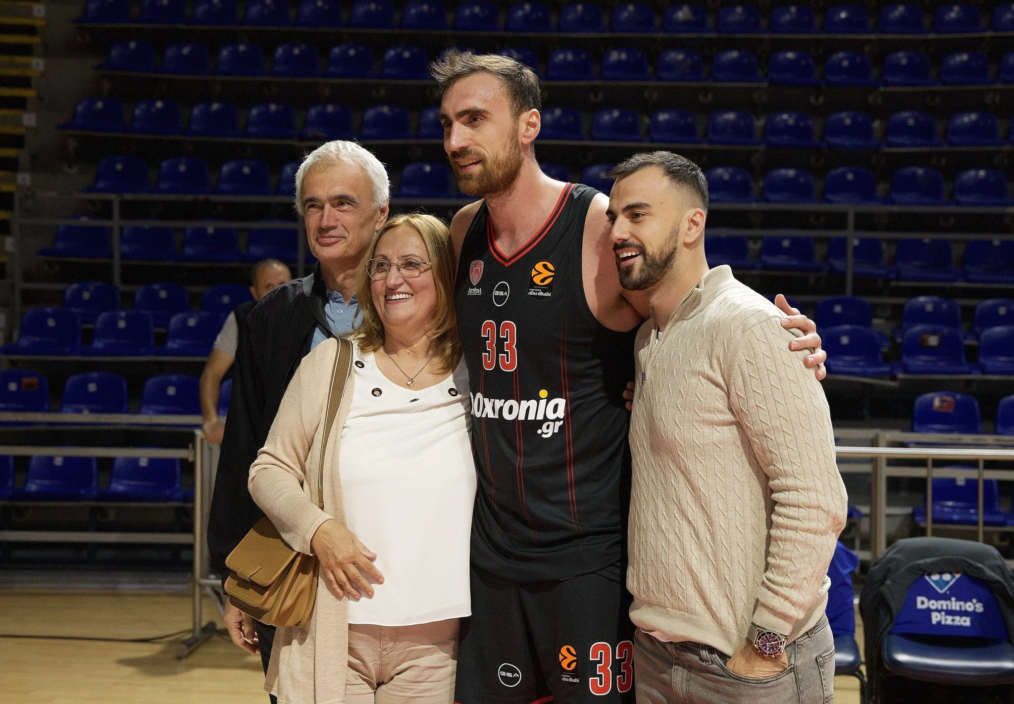 Ο Νίκολα Μιλουτίνοφ με την οικογένειά του μετά το παιχνίδι με τη Μακάμπι Τελ Αβίβ, Πηγή: Intime