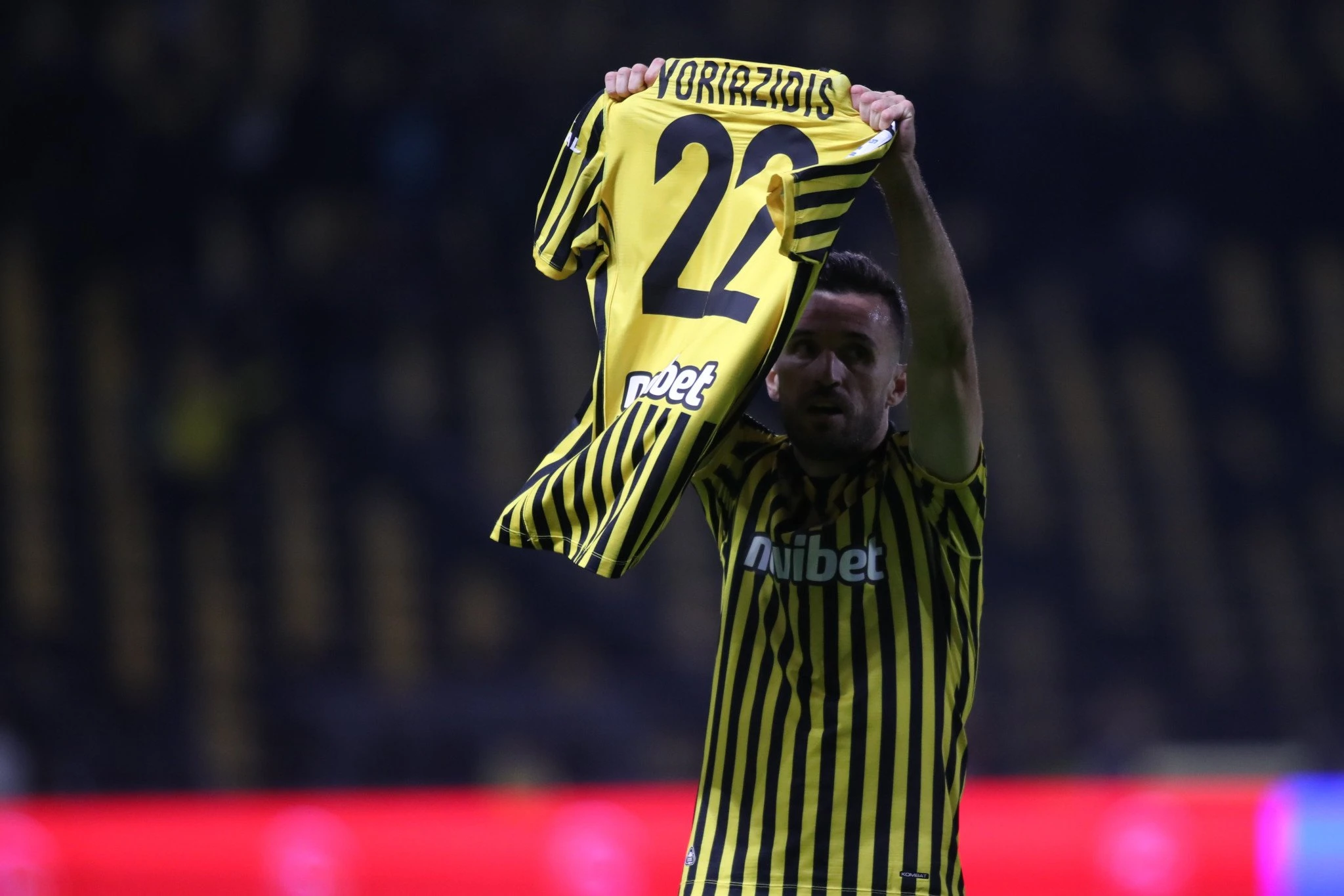 Η φανέλα του Βοριαζίδη στον ουρανό του «Κλεάνθης Βικελίδης» / Πηγή: Eurokinissi