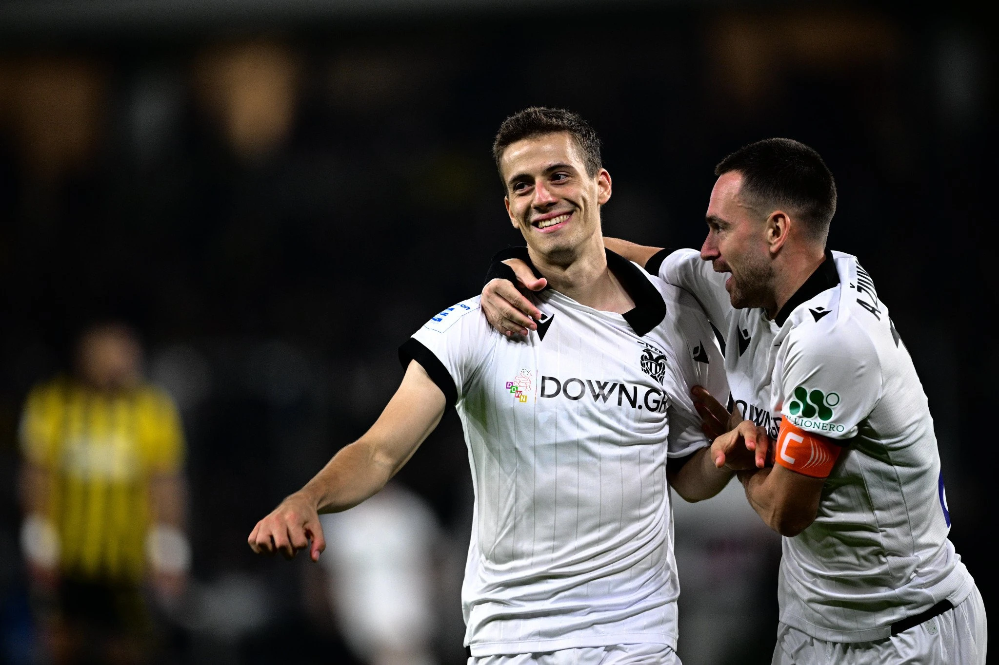 Ο Γιάννης Κωνσταντέλιας πανηγυρίζει μαζί με τον Αντρίγια Ζίβκοβιτς /Πηγή: Eurokinissi