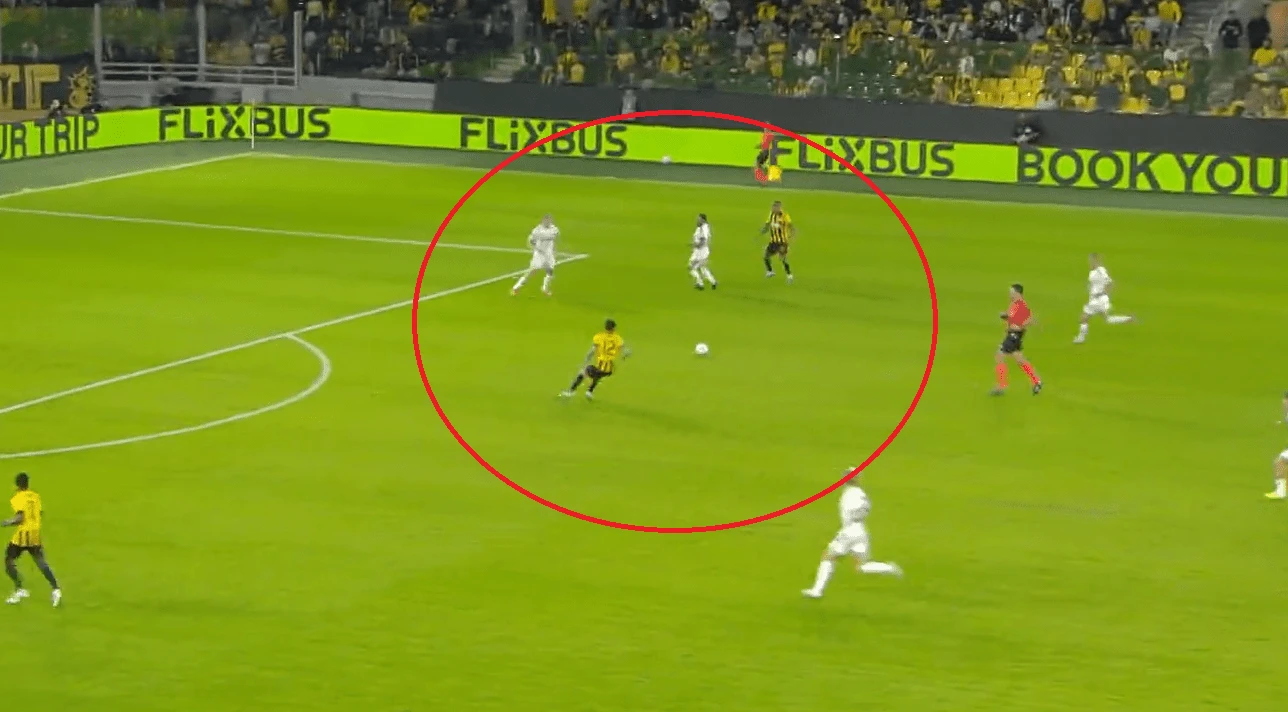 Η πάσα του Ελίασον στον Ρότα / Screenshot