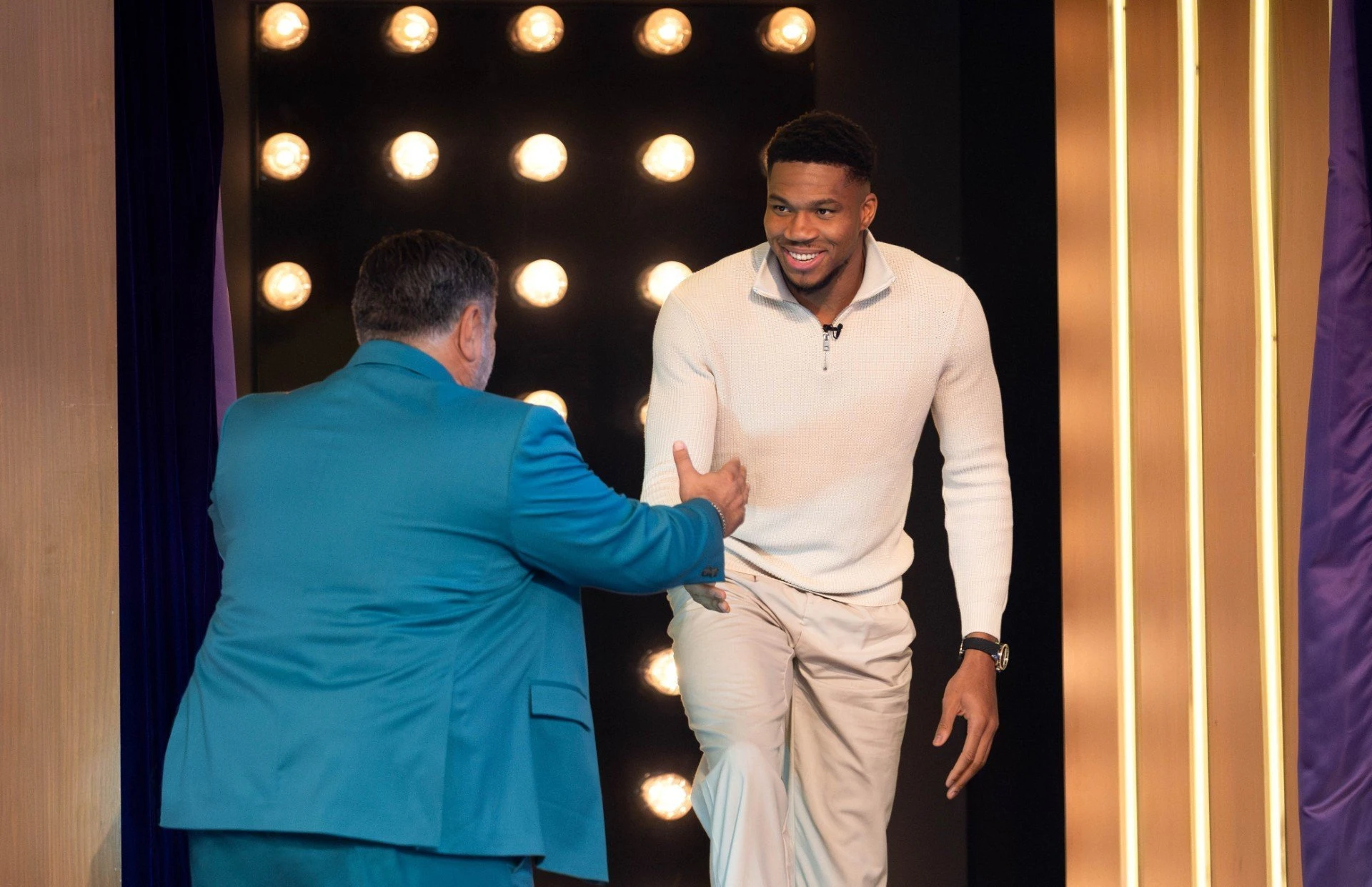 Ο Γιάννης Αντετοκούνμπο κάνει την είσοδό του στο τηλεοπτικό πάνελ του Γρηγόρη Αρναούτογλου, Πηγή:ANT1