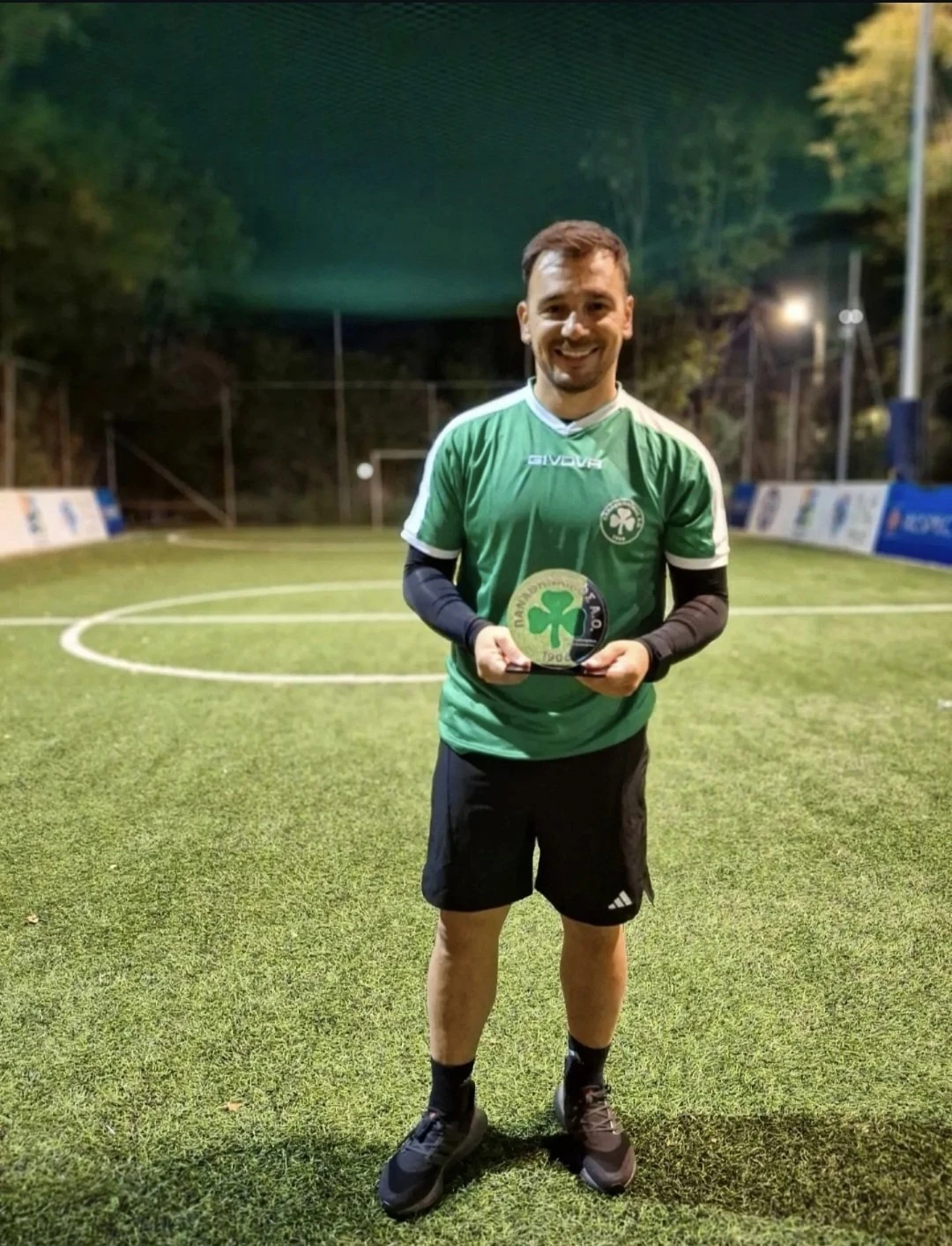 Ο Σωτήρης Νίνης με το τμήμα ποδοσφαίρου ακρωτηριασμένων του Παναθηναϊκού / Πηγή: pao1908.com Ο Σωτήρης Νίνης με το τμήμα ποδοσφαίρου ακρωτηριασμένων του Παναθηναϊκού / Πηγή: pao1908.com