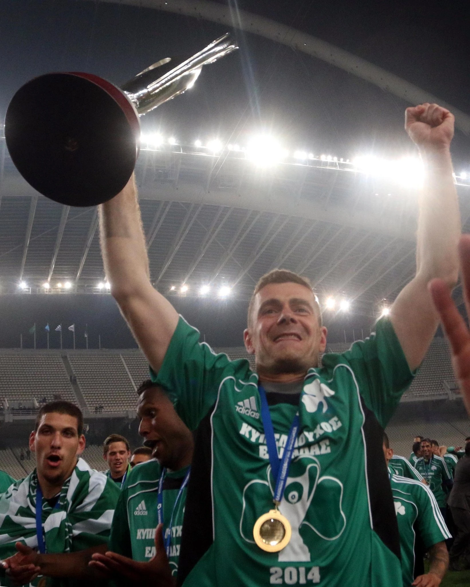 Ο Στέφανος Κοτσόλης πανηγυρίζει με την φανέλα του Παναθηναϊκού το κύπελλο / Πηγή: Eurokinissi