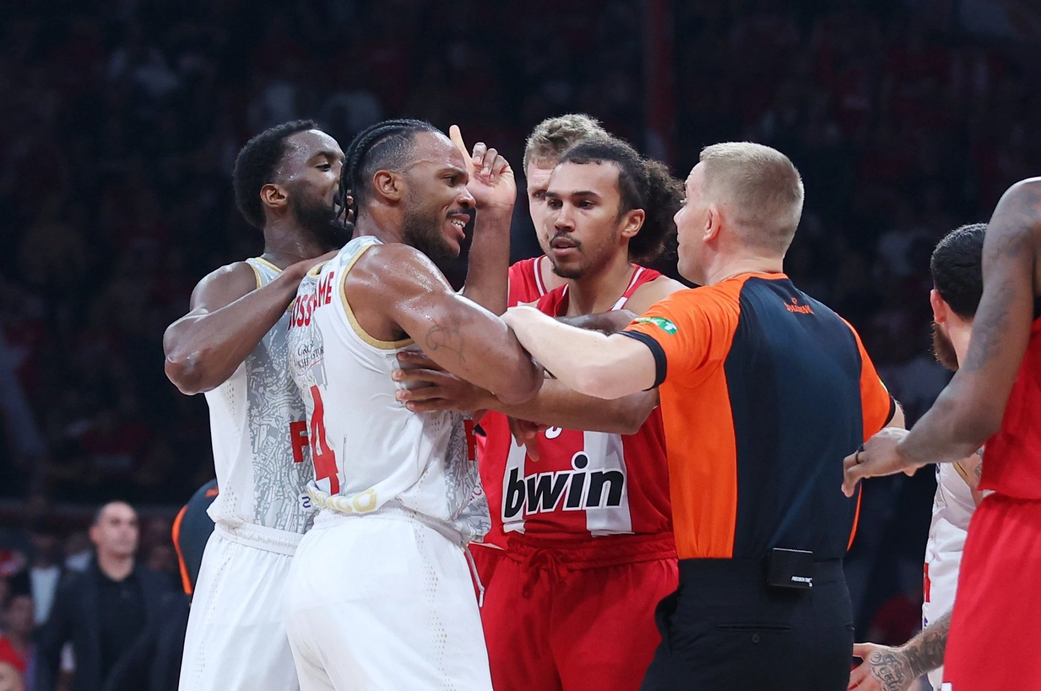 Στιγμές από την ένταση στο παρκέ του ΣΕΦ Στιγμές από την ένταση στο παρκέ του ΣΕΦ