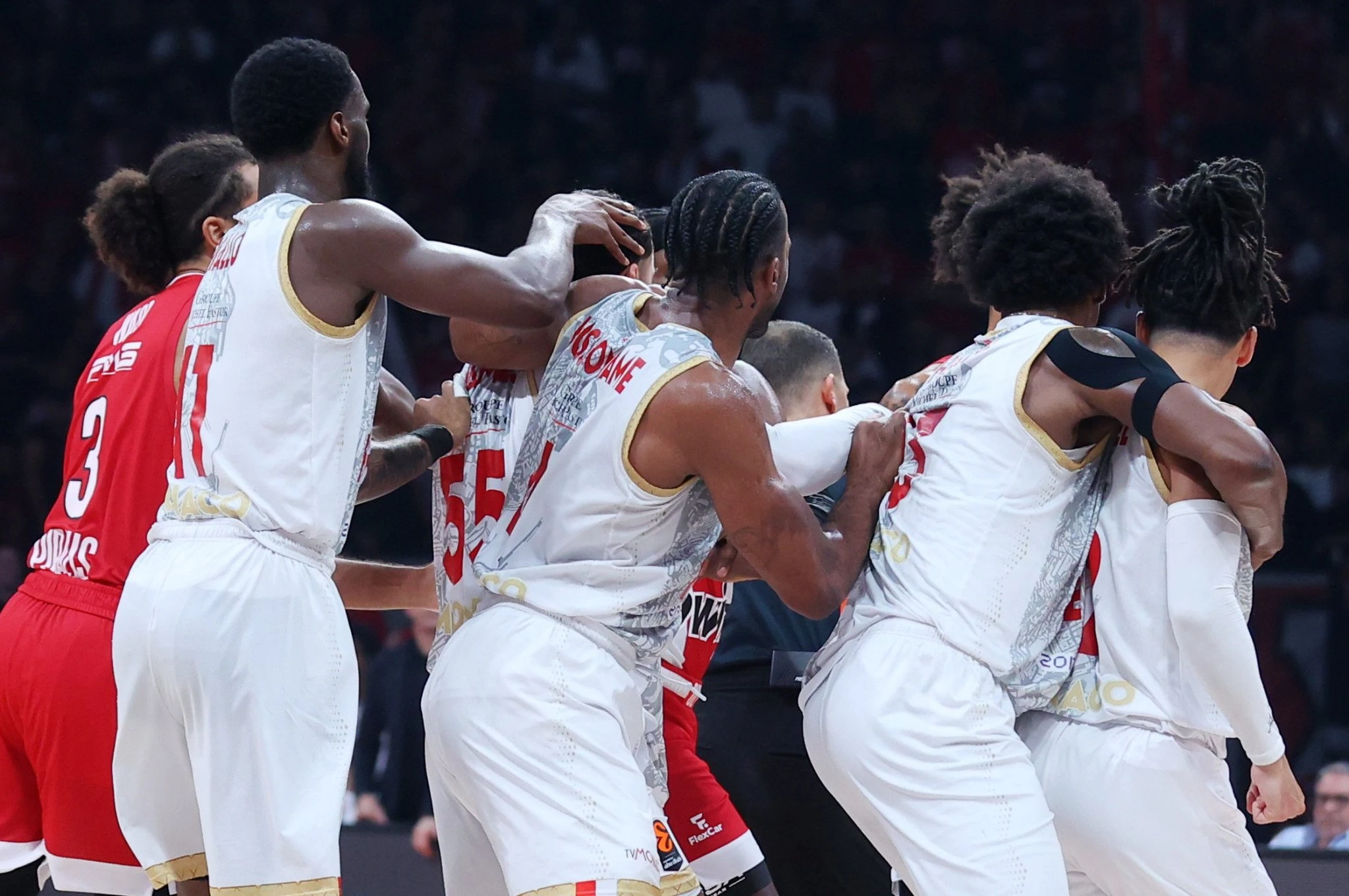 Στιγμές από την ένταση στο παρκέ του ΣΕΦ Στιγμές από την ένταση στο παρκέ του ΣΕΦ