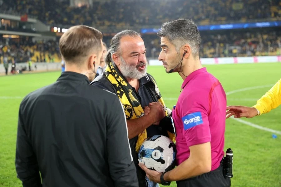 O Μάριος Ηλιόπουλος με τον διαιτητή Παπαδόπουλο μετά το ΑΕΚ-Παναιτωλικός / Πηγή: Intime