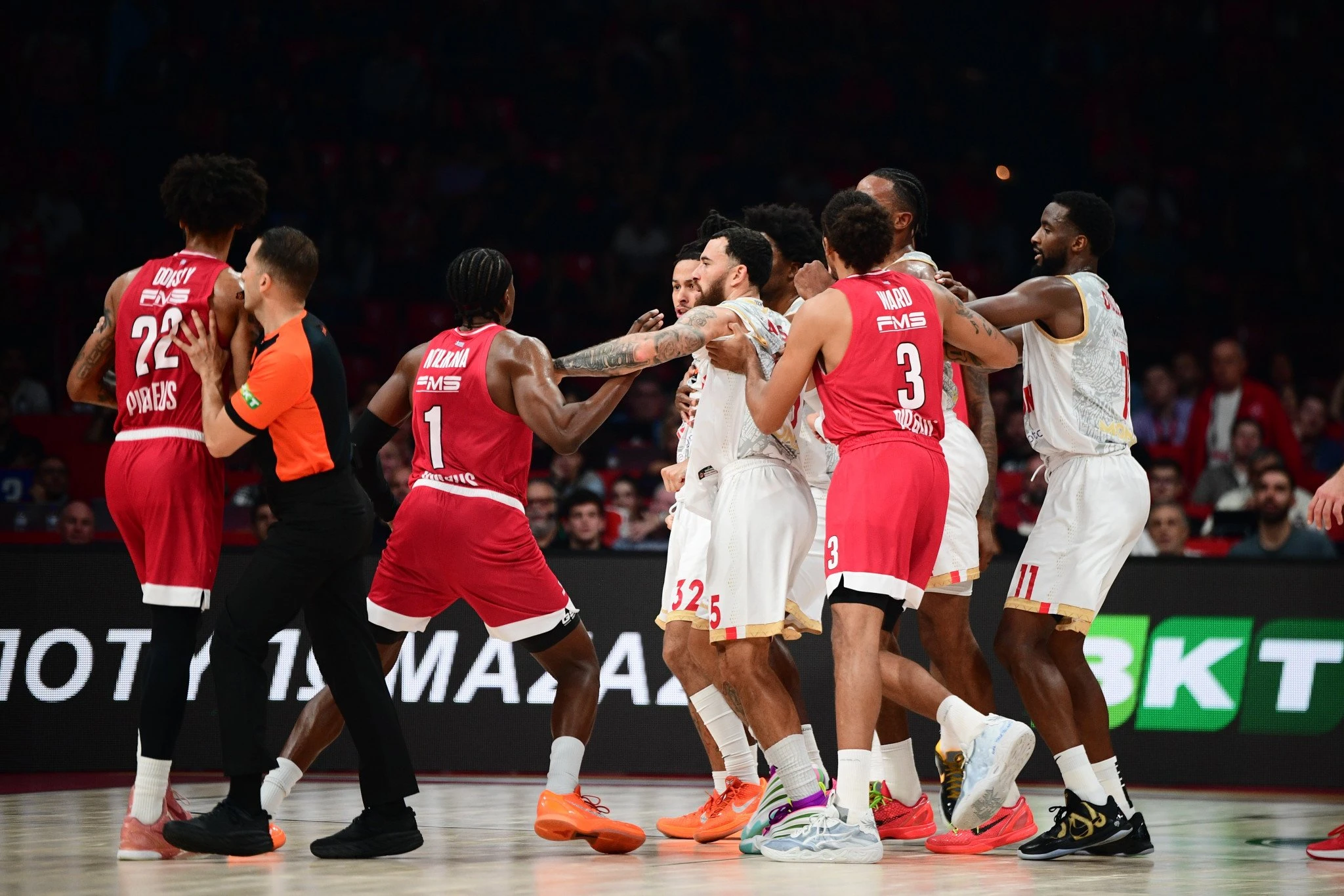 Στιγμές από την ένταση στο παρκέ του ΣΕΦ Στιγμές από την ένταση στο παρκέ του ΣΕΦ