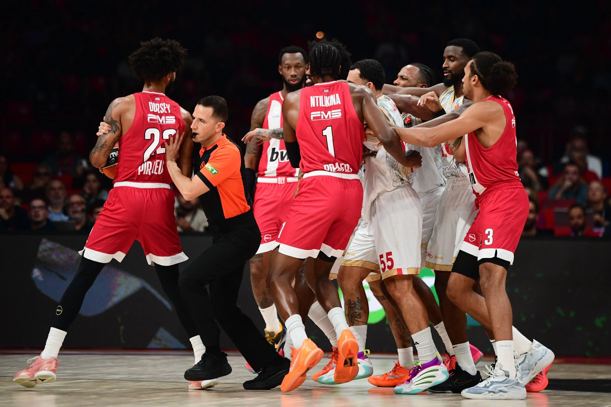 Πιάστηκαν στα χέρια οι παίκτες της Μονακό και αυτοί του Ολυμπιακού Πιάστηκαν στα χέρια οι παίκτες της Μονακό και αυτοί του Ολυμπιακού