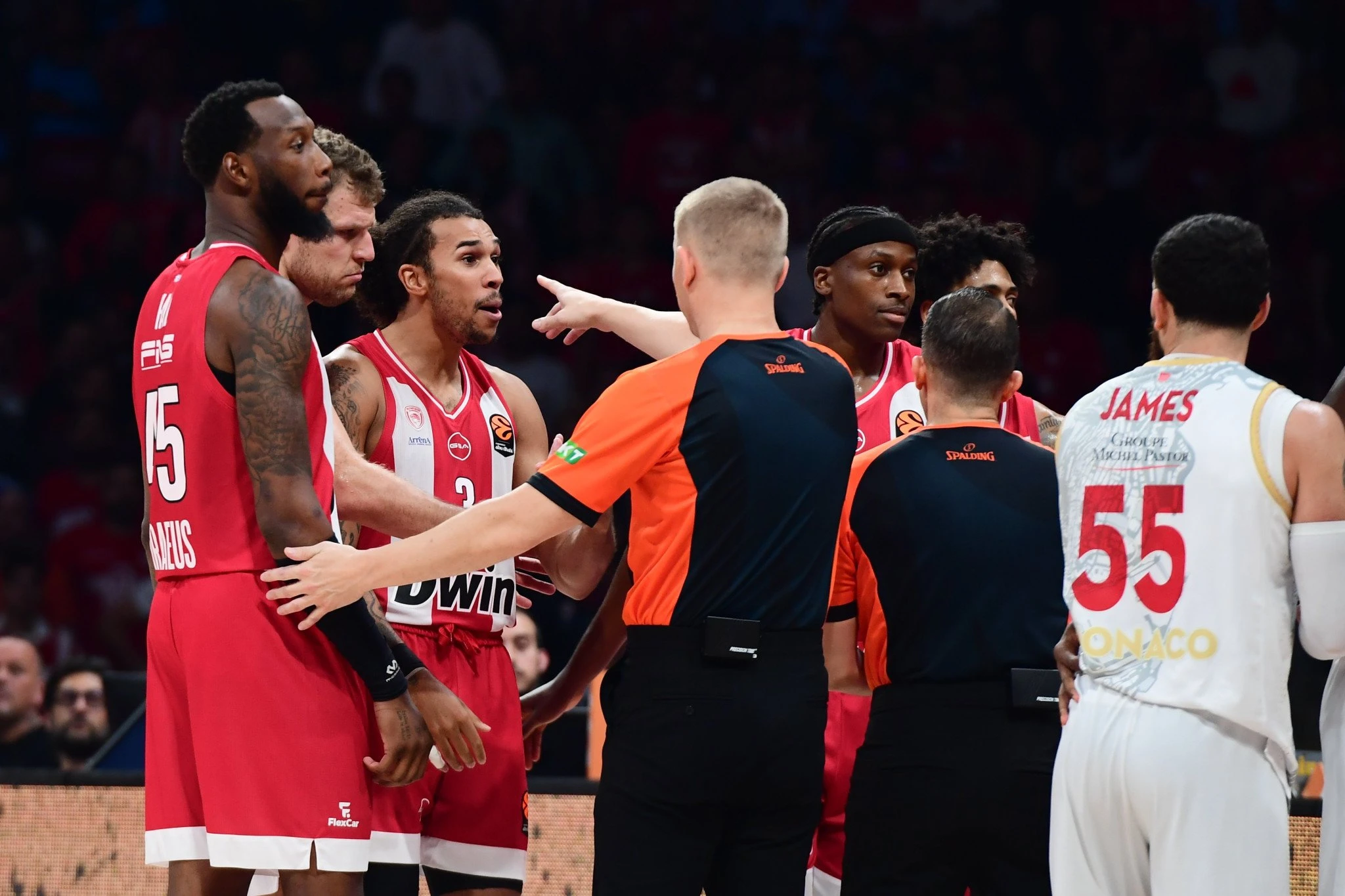 Στιγμές από την ένταση στο παρκέ του ΣΕΦ Στιγμές από την ένταση στο παρκέ του ΣΕΦ