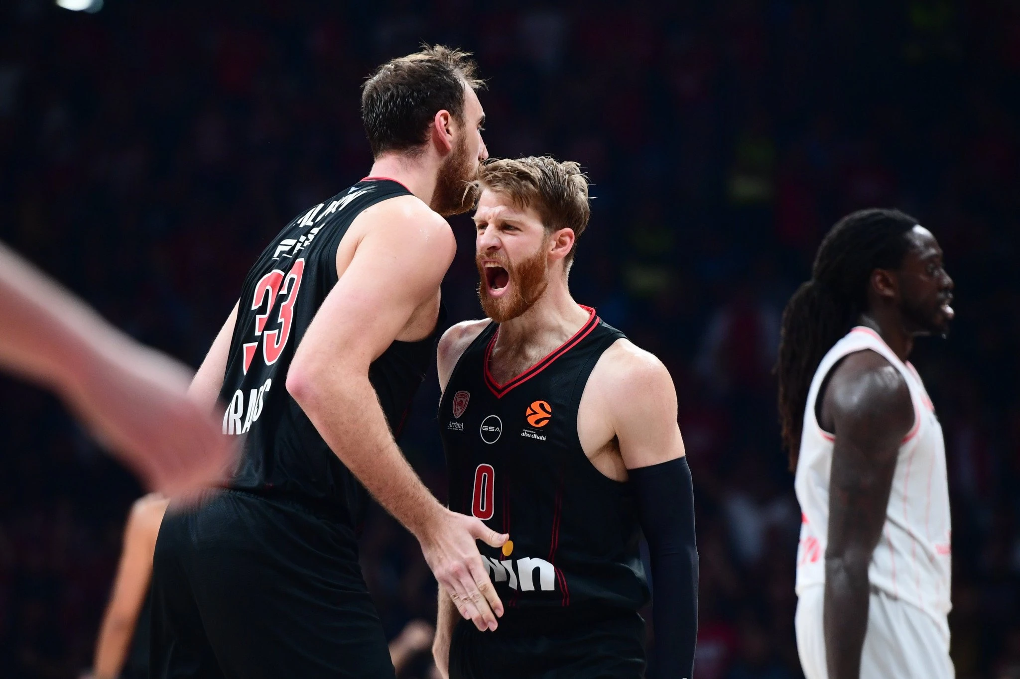 O Tόμας Γουόκαπ πανηγυρίζει έξαλλα με τον Μιλουτίνοβ - Πηγή: Eurokinissi O Tόμας Γουόκαπ πανηγυρίζει έξαλλα με τον Μιλουτίνοβ - Πηγή: Eurokinissi