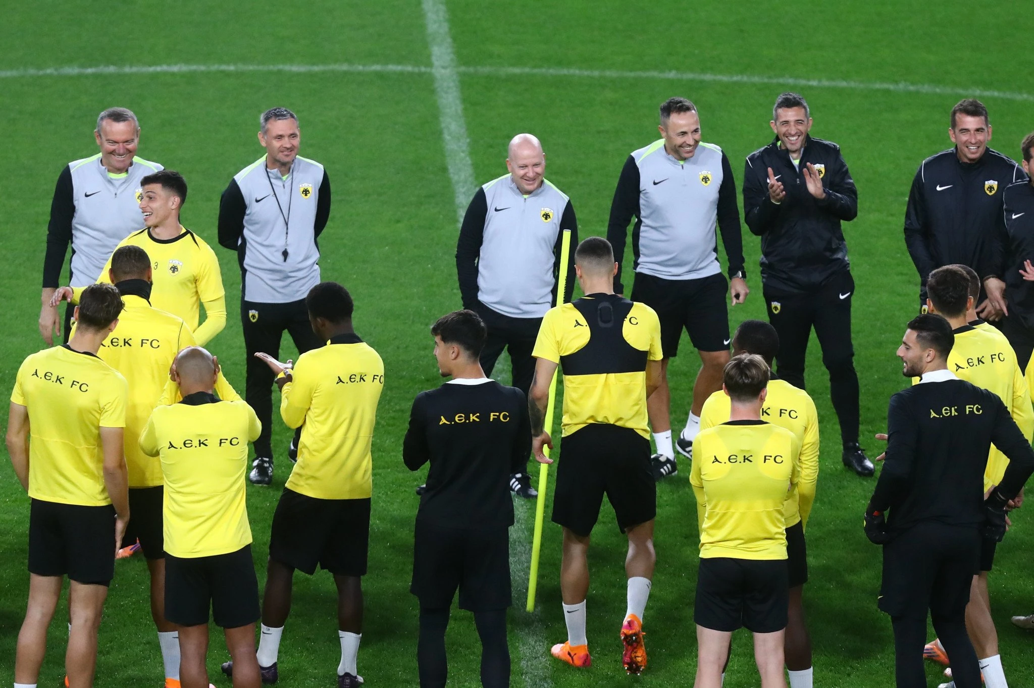 Ο Μάρκο Νίκολιτς και οι παίκτες της ΑΕΚ /Πηγή: Eurokinissi