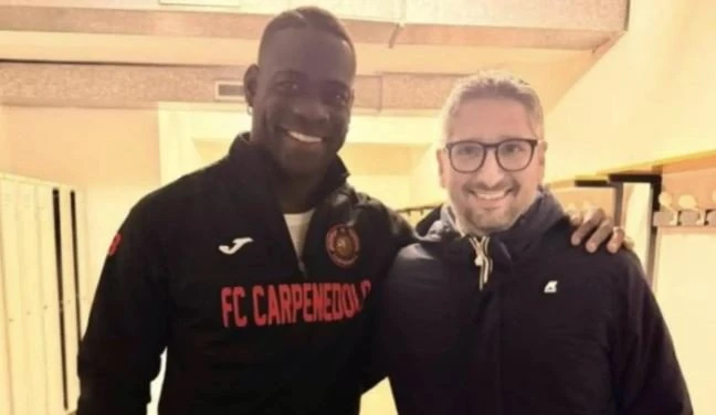 Ο Μάριο Μπαλοτέλι με τον πρόεδρο της ομάδας που παίζει στην πέμπτη κατηγορία/Screenshot