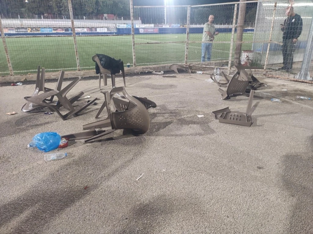 Επεισόδια στο δημοτικό γήπεδο Σαραβαλίου Πάτρας Επεισόδια στο δημοτικό γήπεδο Σαραβαλίου Πάτρας