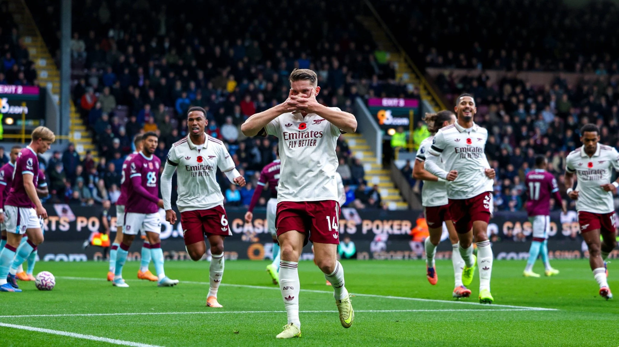 Ο Βίκτορ Γιόκερες πανηγυρίζει στο Μπέρνλι-Άρσεναλ / Πηγή: Imago Ο Βίκτορ Γιόκερες πανηγυρίζει στο Μπέρνλι-Άρσεναλ / Πηγή: Imago