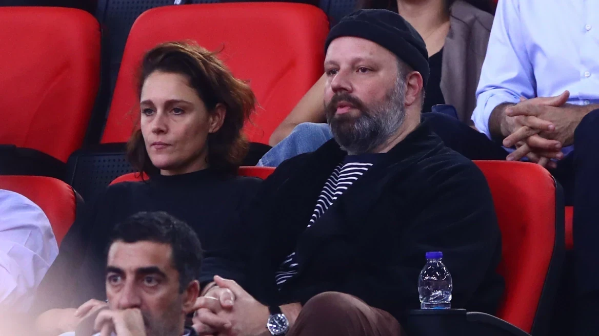 O Γιώργος Λάνθιμος με τη σύζυγό του στο ΣΕΦ / Πηγή: Eurokinissi O Γιώργος Λάνθιμος με τη σύζυγό του στο ΣΕΦ / Πηγή: Eurokinissi
