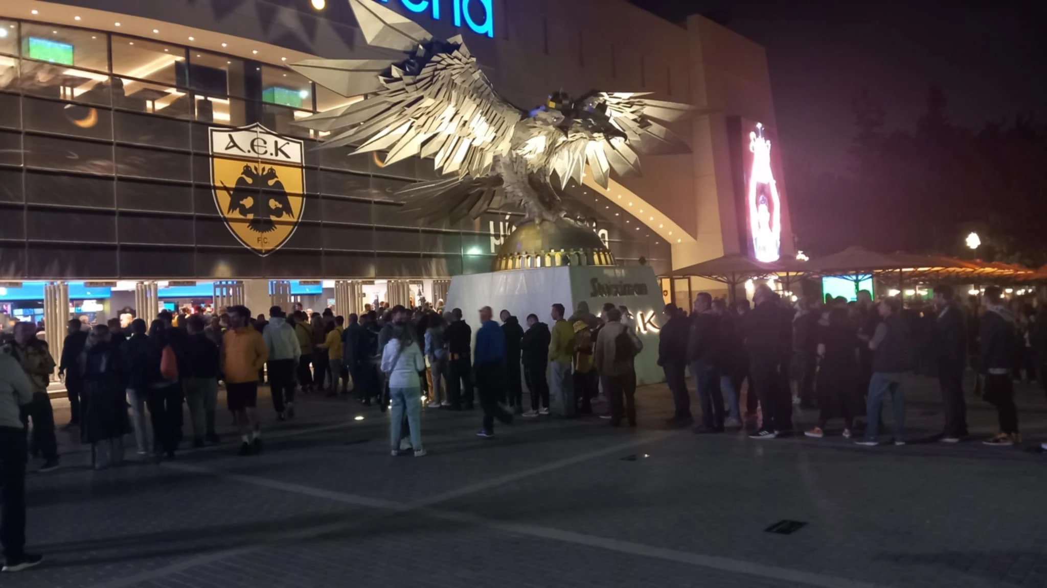 Φίλαθλοι της ΑΕΚ περιμένουν για να συναντήσουν τον Στέλιο Μανωλά 