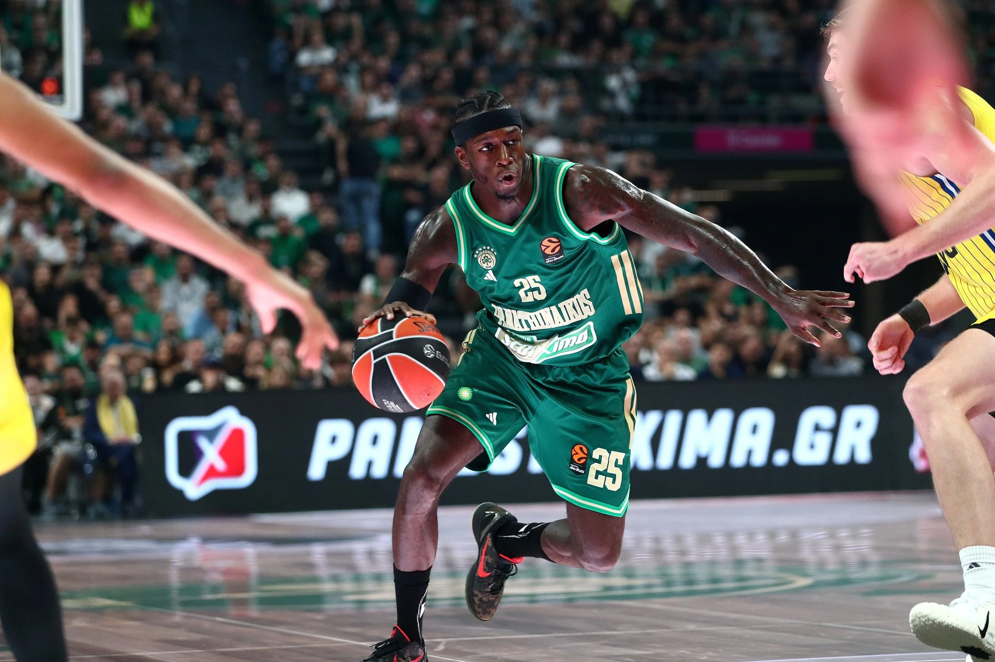 Ο Κέντρικ Ναν με καφέ παπούτσια στο πρώτο ημίχρονο κόντρα στη Μακάμπι (Πηγή: Intime) Ο Κέντρικ Ναν με καφέ παπούτσια στο πρώτο ημίχρονο κόντρα στη Μακάμπι (Πηγή: Intime)