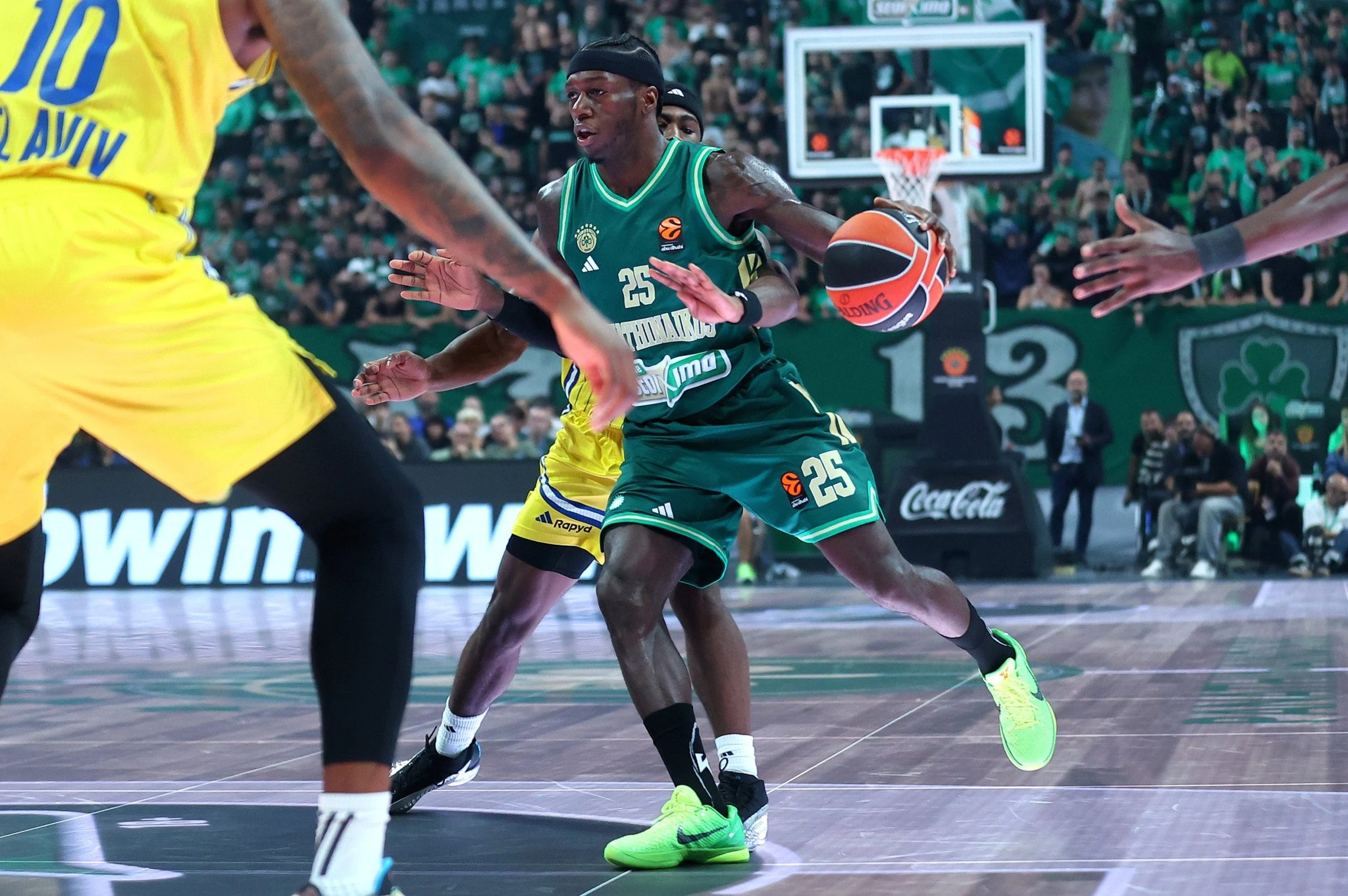 Ο Κέντρικ Ναν με λαχανί παπούτσια στο δεύτερο ημίχρονο κόντρα στη Μακάμπι (Πηγή: Intime) Ο Κέντρικ Ναν με λαχανί παπούτσια στο δεύτερο ημίχρονο κόντρα στη Μακάμπι (Πηγή: Intime)