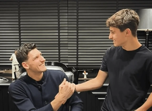 O μικρός Παύλος Γιαννακόπουλος «δένει» τον Ντίνο Μήτογλου στον Παναθηναϊκό / Πηγή: Instagram (dpg7000)