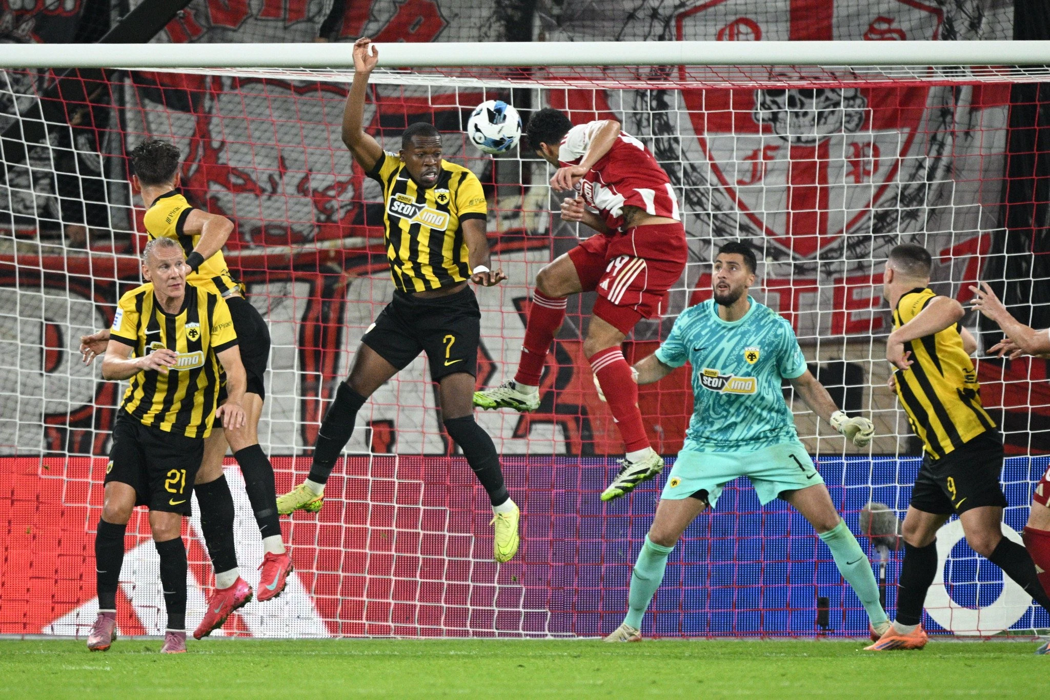 Η κεφαλιά του Ταρέμι για το 2-0 του Ολυμπιακού / Πηγή: Eurokinissi